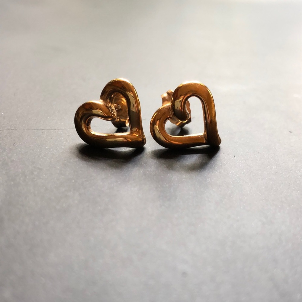 Gold heart earrings.